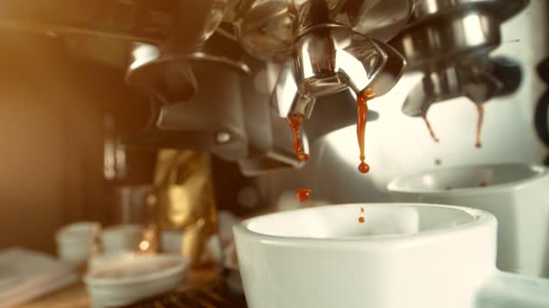 コーヒーマシンから注ぐエスプレッソのクローズアップスローモーション. — ストック動画