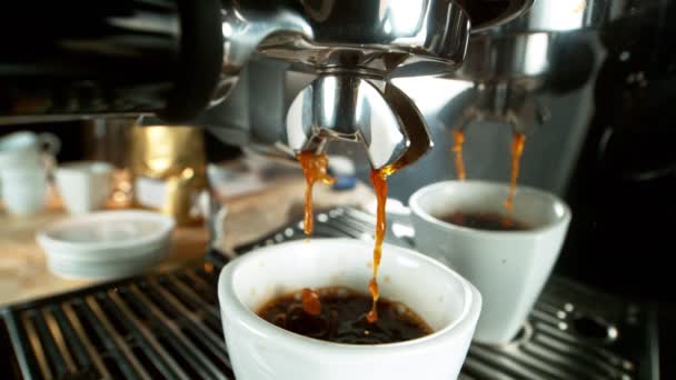 Close-up Slow Motion van Espresso gieten uit koffiezetapparaat. — Stockvideo