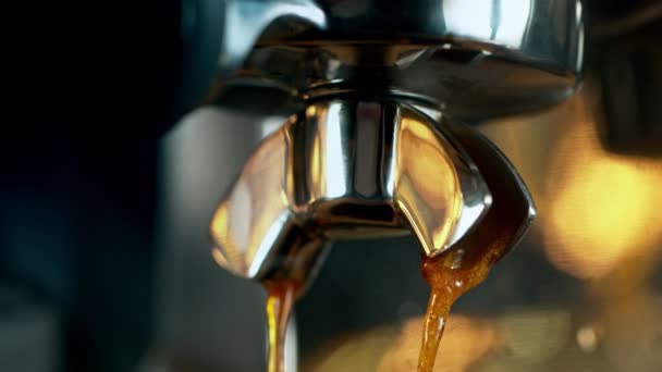 Close-up Slow Motion van Espresso gieten uit koffiezetapparaat. — Stockvideo