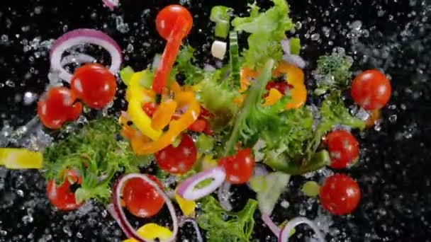 Super Slow Motion Shot Latające świeże warzywa. Super powolny ruch — Wideo stockowe