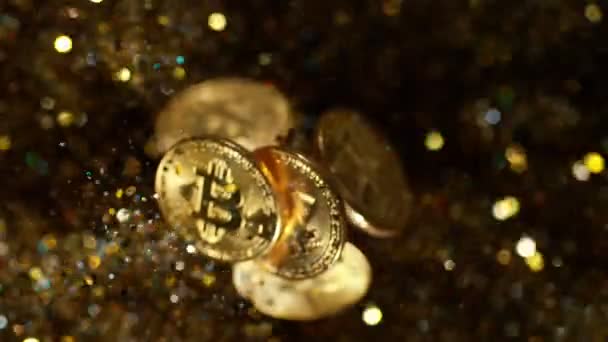Cryptocurrencies Bitcoins vliegen met goud glanzende glitters. 4k, 1000 fps. — Stockvideo