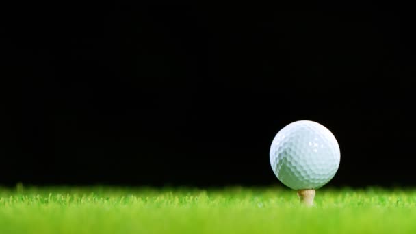 Golf sopası çok yavaş çekimde bir golf topuna vurur.. — Stok video