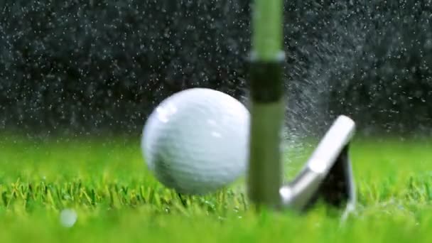 Golf club χτυπά μια μπάλα του γκολφ σε μια σούπερ αργή κίνηση. — Αρχείο Βίντεο