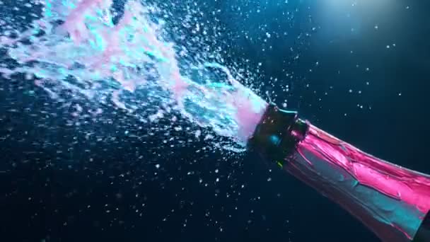 Super slow motion av Champagne explosion med flygande kork stängning. — Stockvideo