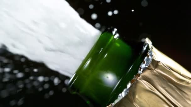 Super slow motion av Champagne explosion med flygande kork stängning. — Stockvideo
