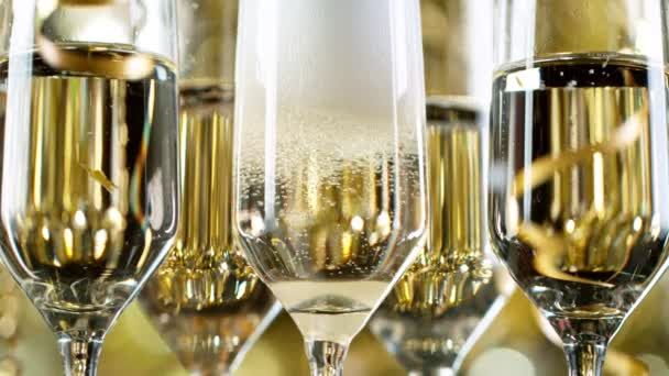 Flautas con champán espumoso Vino sobre fondo parpadeante Bokeh dorado. — Vídeos de Stock