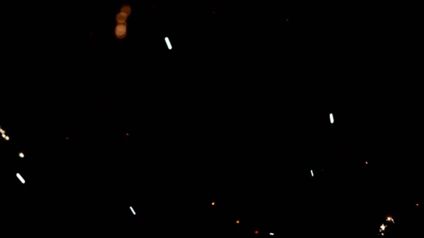 Сверхмедленный выстрел фейерверка, соединенный на черной баклане — стоковое видео
