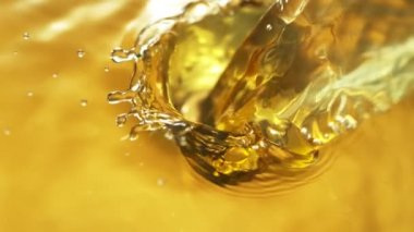 Altın Arkaplan 'a dökülen beyaz şarabın Süper Yavaş Hareket Detaylı Çekimi