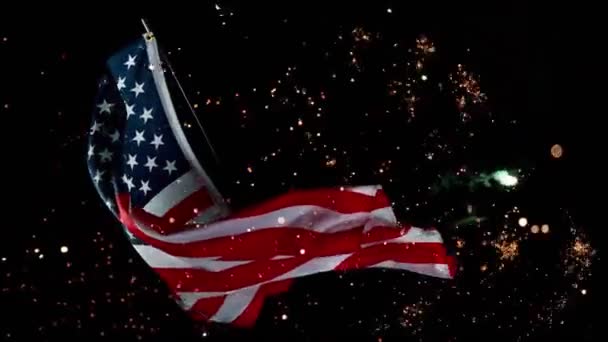 Κοντινό πλάνο της Κυματίζουσας Αμερικανικής Σημαίας με Πυροτεχνήματα. ΗΠΑ Banner Flaping στον άνεμο. — Αρχείο Βίντεο