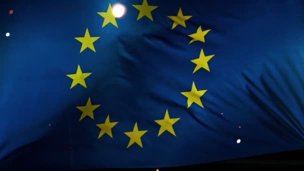 Zakończenie machania flagą UE. Flaping flagowy UE na wietrze z fajerwerkami — Wideo stockowe