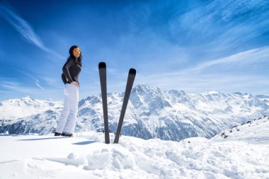 Güneşli bir günde kayak yapan kadın
