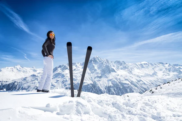 Vrouw met ski tijdens zonnige dag — Stockfoto