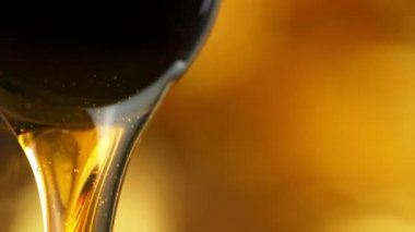 Otomobillere Taze Motor Yağı Dökümünün Süper Yavaş Hareketi.