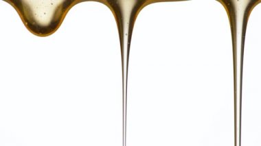 Çok Yavaş Dökülen Yağ Hareketi Beyaz Arkaplanda İzole Edildi.