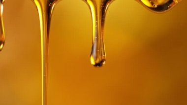 Turuncu Arkaplana Yağlı Yağın Süper Yavaş Hareketi İzole Edildi.