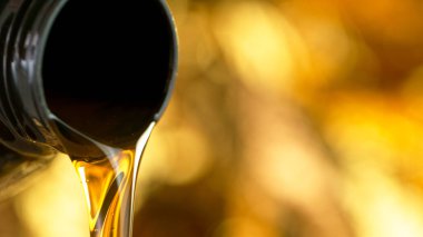 Araba Motoruna Taze Motor Yağı Dökülüyor.