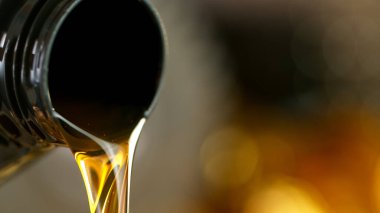 Araba Motoruna Taze Motor Yağı Dökülüyor.