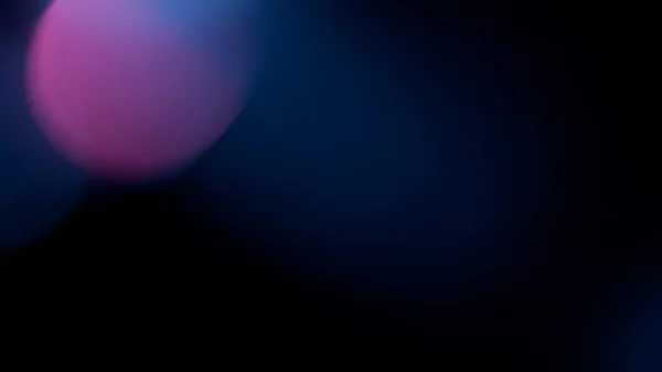Abstrakte Bokeh-Lichter, Linsenfackeln, defokussiert leuchtende, bunte Neonstrahlen — Stockfoto