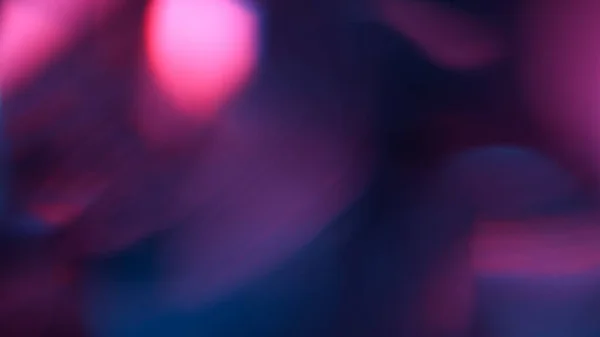 Abstraktní světlomety Bokeh, světlice objektivu, rozostřené zářivé barevné neonové paprsky — Stock fotografie