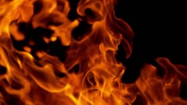 Ateş hattının süper yavaş çekimi siyah arkaplanda izole edildi.