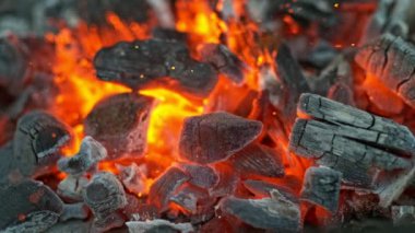 Siyah Kömür Şenlik ateşinde, Süper Yavaş Hareket