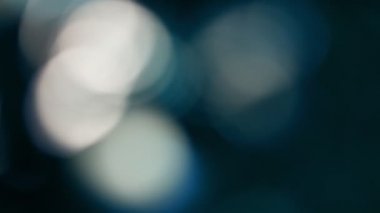 Soyut Bokeh Işıkları, Lens Işıkları, Siyah Arkaplanda Odaklanamayan Parlak Mavi Işınlar.