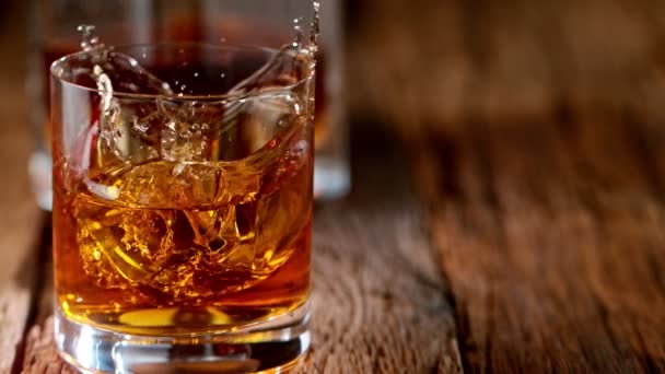 Whisky gieten op vintage houten tafel in super slow motion. — Stockvideo