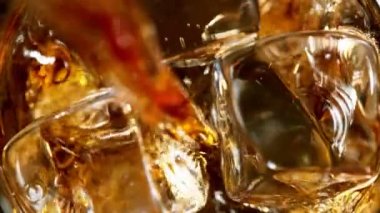 Buz, viski bardağına çok yavaş bir şekilde düştü..