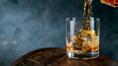 Viski Sıvısı Bardağa Düşüyor