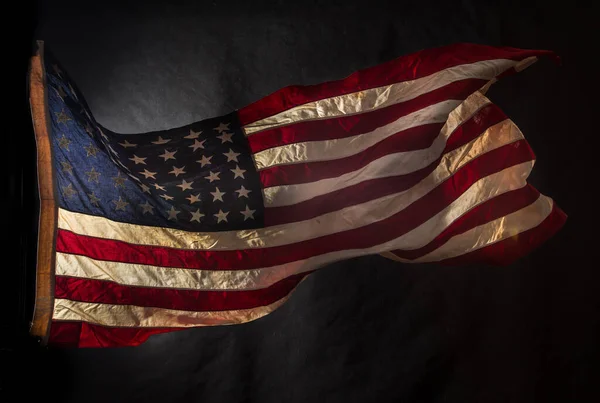 Amerykańska flaga wisząca na wietrze — Zdjęcie stockowe