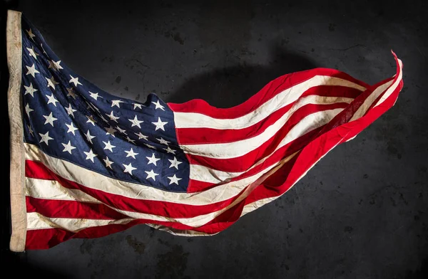 Американский флаг смело летит на ветру — стоковое фото