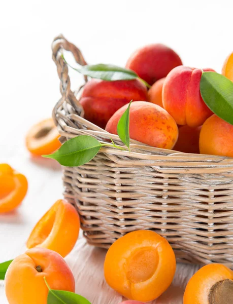 Verse abrikozen op houten tafel — Stockfoto