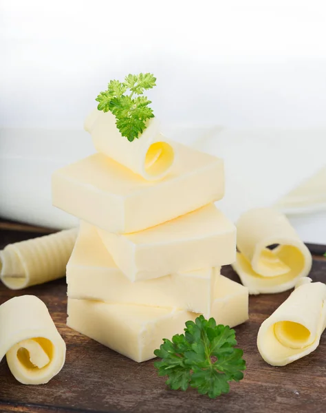 Pièces de beurre sur fond blanc, — Photo