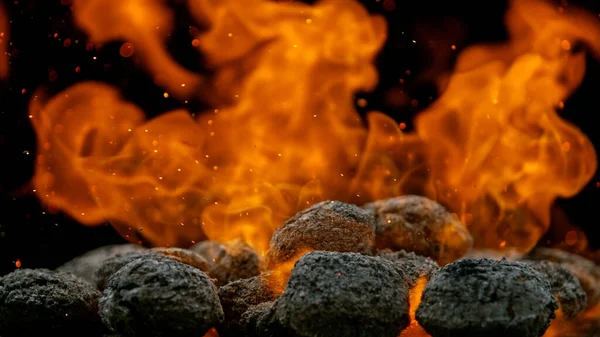 Holzkohlebriketts bereit für den Grill. — Stockfoto