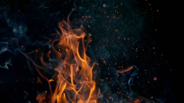 Flammen mit Funken auf schwarzem Hintergrund — Stockfoto