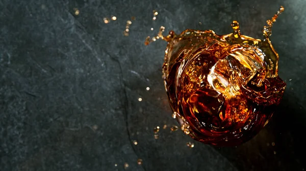 Cubo de hielo cayendo en el vaso de whisky — Foto de Stock