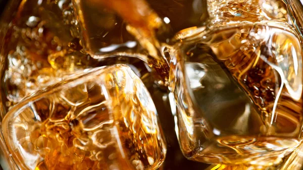 Eiswürfel fällt ins Glas mit Whisky — Stockfoto