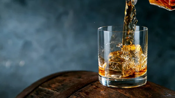 Whiskey Liquid caindo em vidro — Fotografia de Stock
