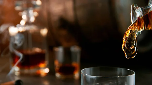 Виски Ликвид падает в стекло — стоковое фото
