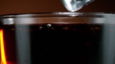 Kamera Buz Küplerinin Kola 'ya Düşüşünü Takip Ediyor, Makro Çekim.