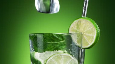 Kamera Buz Küpünü Takip Ediyor Mojito Splash 'e Düşüyor.