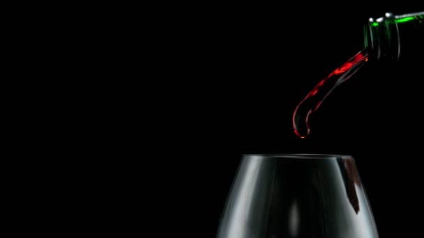 카메라움직임, 슈퍼 슬로우 모션 Detail 샷 병에서 홍포 와인을 퍼팅 — 비디오