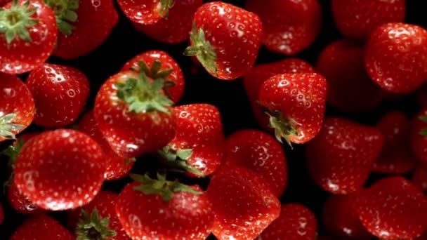 飞行新鲜草莓的超级慢动作镜头 — 图库视频影像