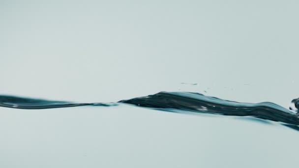 Watergolf op grijze achtergrond, super slow motion. — Stockvideo