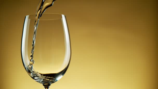 카메라움직임, 슈퍼 슬로우 모션 Detail shot of Prowing White Wine from Bottle — 비디오