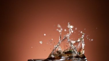 Kamera Buz Küplerinin Kola 'ya Düşüşünü Takip Ediyor, Makro Çekim.