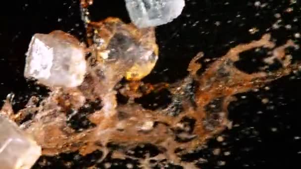 Cuburi de gheață care zboară cu Cola Splash, Super Slow Motion — Videoclip de stoc