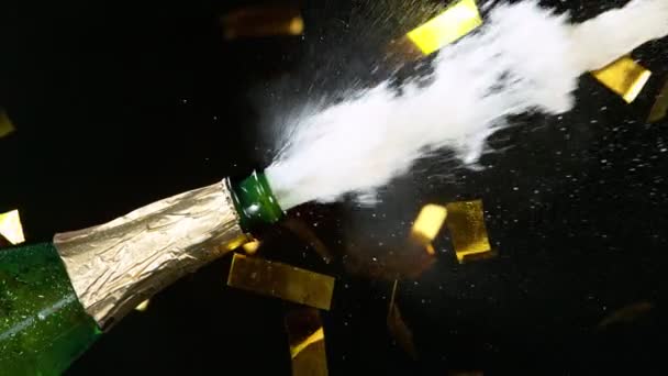 Super cámara lenta de la explosión de champán con cierre de corcho volador, — Vídeo de stock