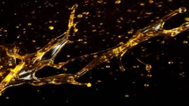 Siyah Arkaplanda Su Sıçratan Yağın Süper Yavaş Çekimi