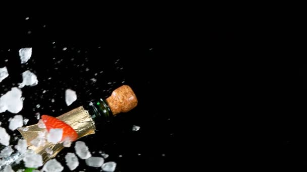 Суперзамедленное движение взрыва шампанского со льдом и клубникой — стоковое видео